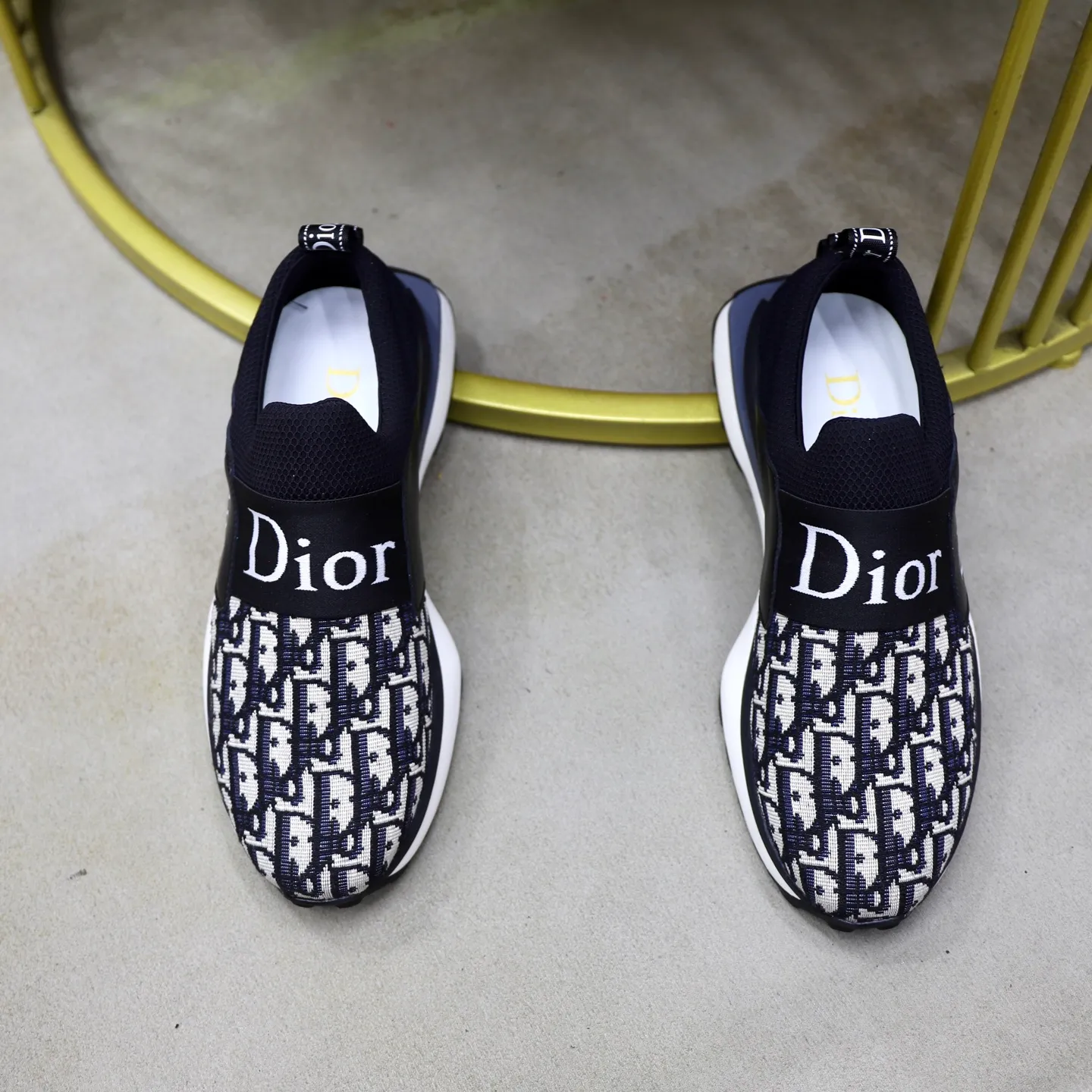 Ex-factory price: 462💰🙅‍♂️🙅‍♂️🙅‍♂️ Brand: Dior DIOR Standard code: 38-44 (45 customized) Grade: Same as the official website Material: Original leather splicing brand cloth Comfortable and breathable lining Lightweight and wear-resistant sports outsole Style category: Men's fashionable casual shoes Running sneakers Distinguished luxury brand elements Top luxury Color: actual picture color